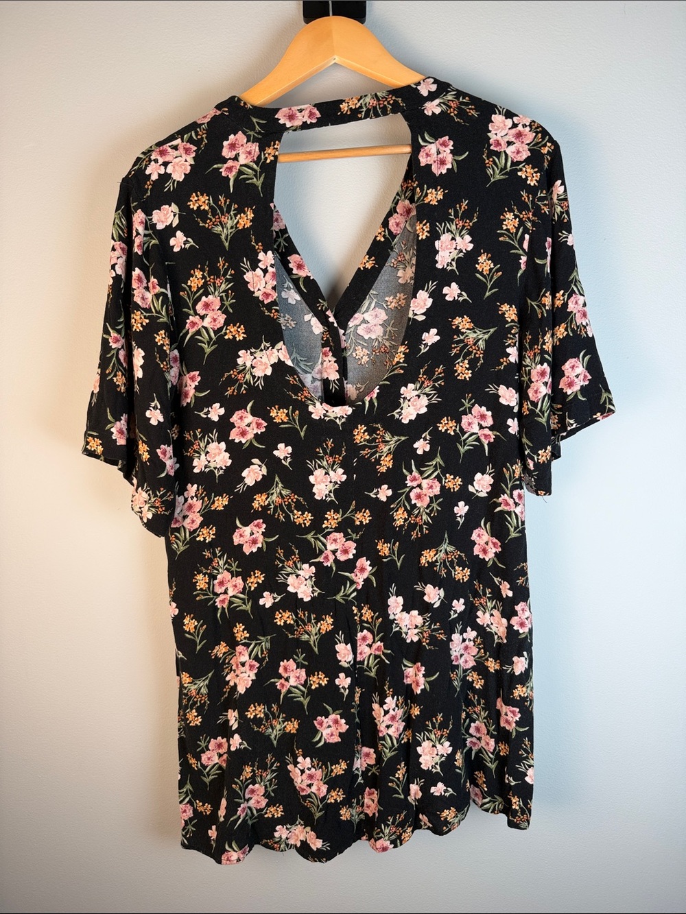 Saltwater LUXE Floral V-Neck Open Back Button up Tunic Boho Chic Size L - Picture 2 of 9